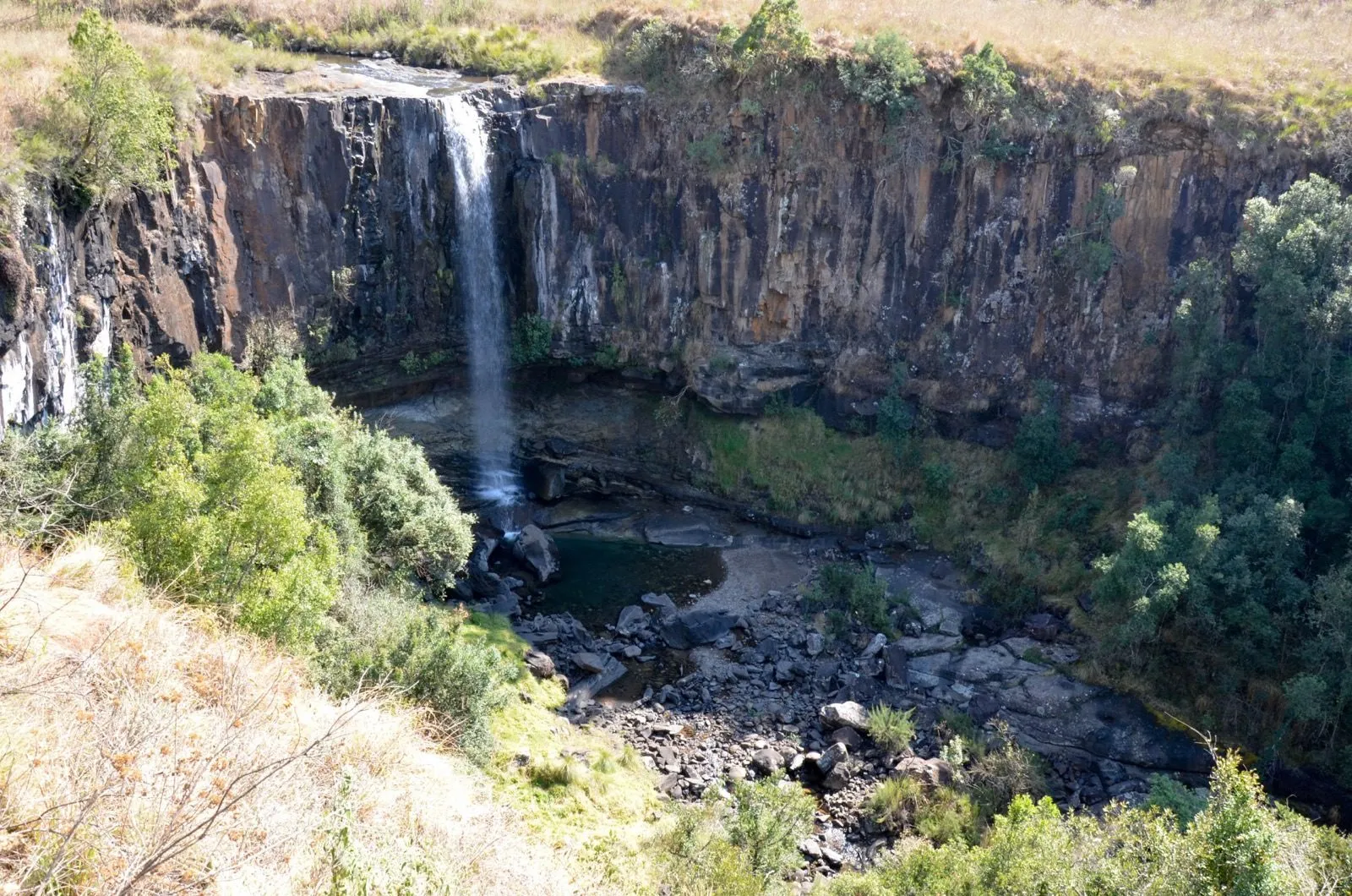 The falls dropping over the cliff