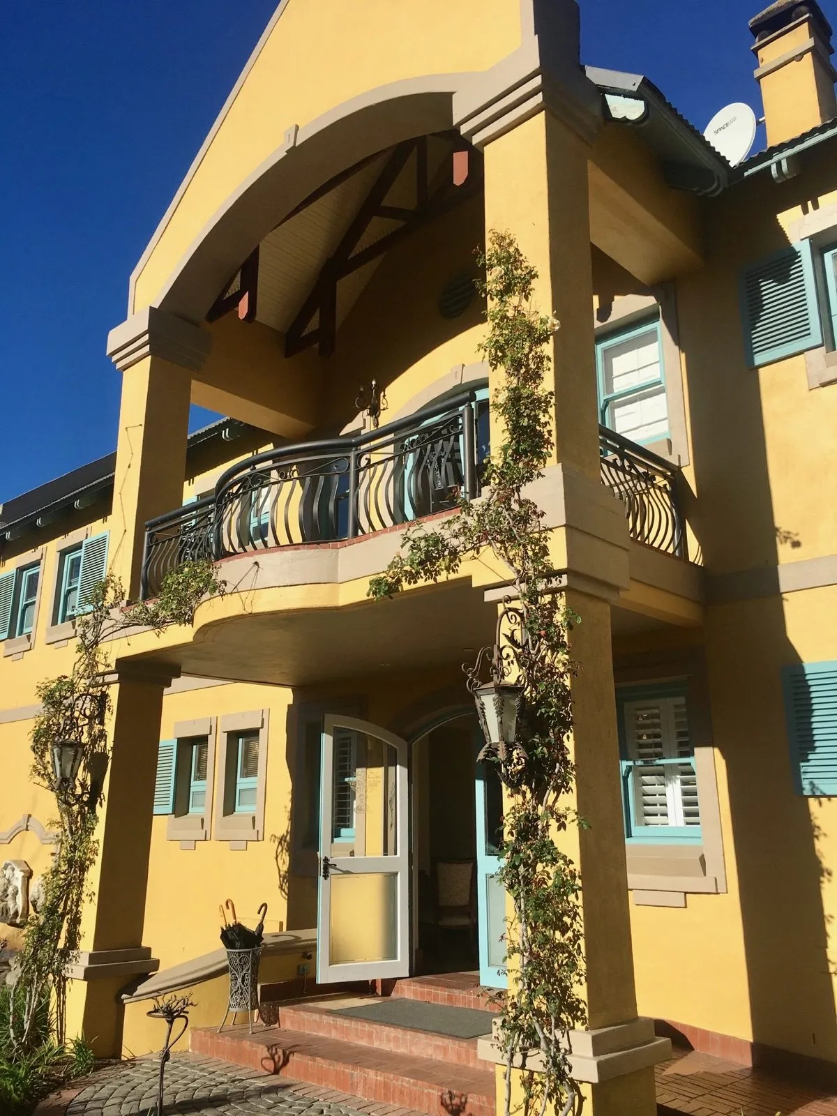 The yellow façade seen from the garden