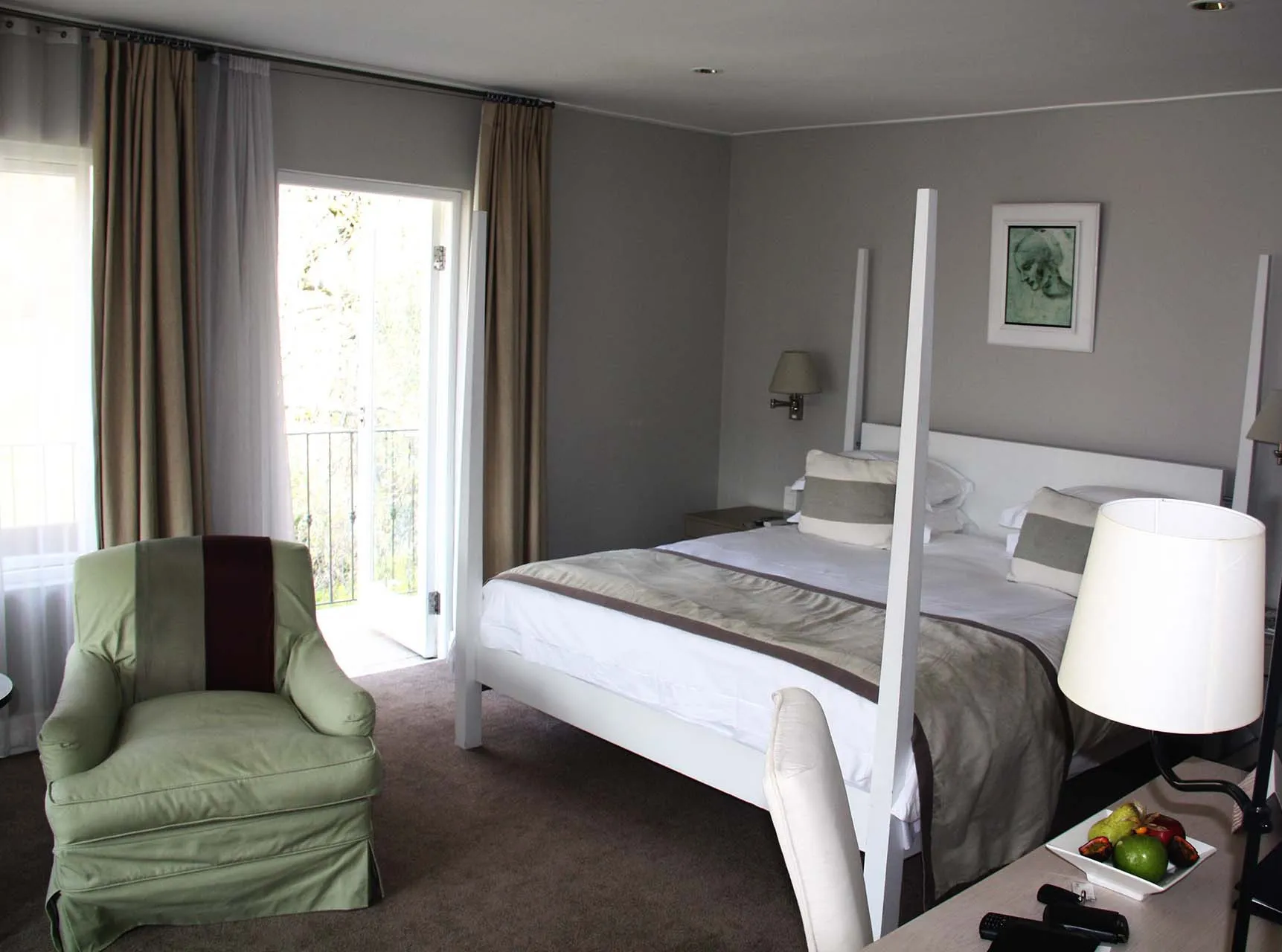 A twin room, bright and simply furnished