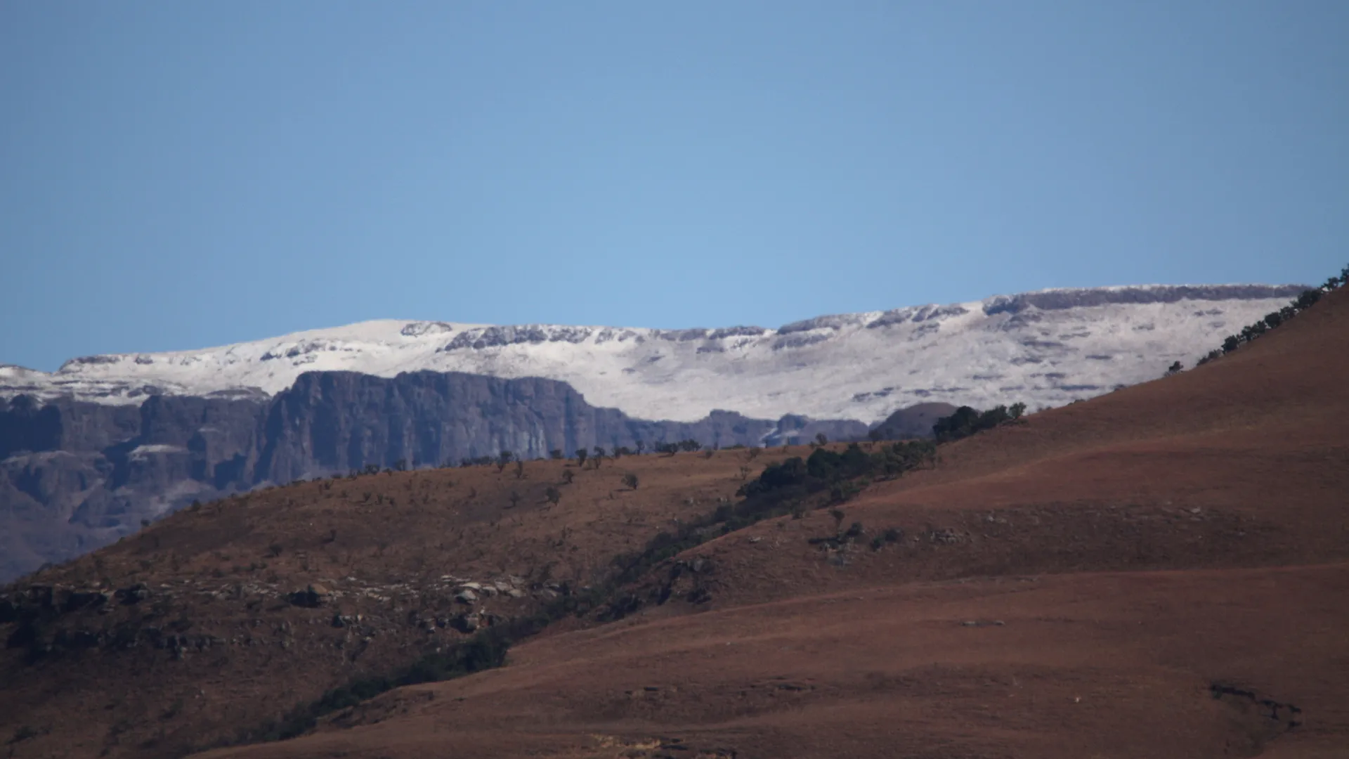 Snow lying along the high escarpment after a cold front