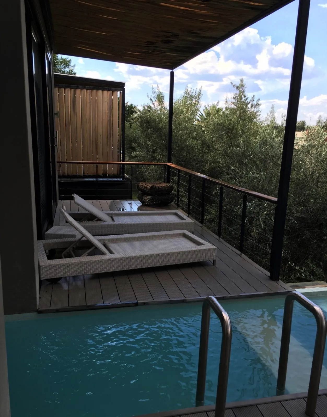 The suite bath beside the window